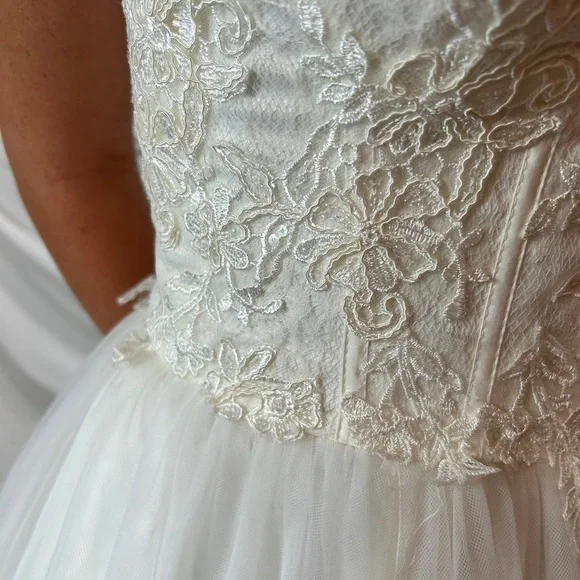 David’s Bridal Gown Wedding Dress Lace Corset Tulle Princess style size 2 ivory - Picture 12 of 16